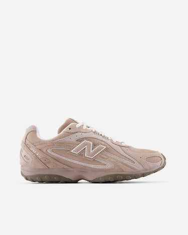 New Balance U2024LMMA Mushroom
Multi-piece upper with embossed overlay
Screen-printed graphics along the saddle
Distinctive outsole with 2000s-inspired strike path and 70s-influenced tread pattern
Double-stacked suede 'N' logo
321.55 grams (11.3 oz)
Material
Premium suede upper