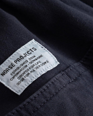 norse_projects_Trysil_Regular_Organic_Stretch_Twill_Short_Dark_Navy_2